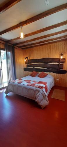 ein Schlafzimmer mit einem großen Bett in einem Zimmer in der Unterkunft Refugio Zen Spa in Putaendo