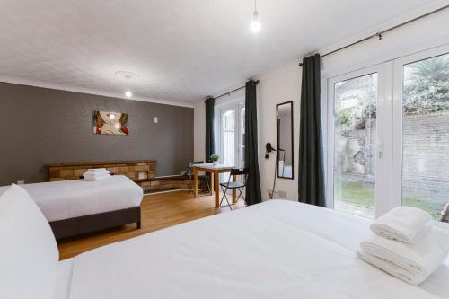 Habitación de hotel con 2 camas y ventana en Stratford Great Rooms to stay - 20, en Londres