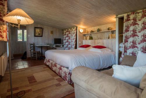 - une chambre avec 2 lits et un canapé dans l'établissement La Belle Epoque, à Sansac-de-Marmiesse
