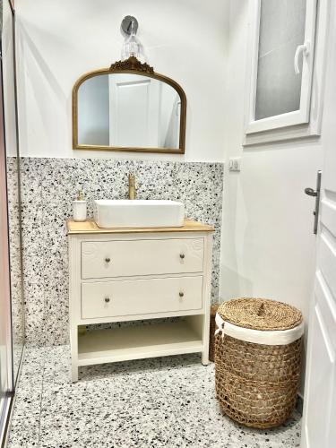 une salle de bain avec un lavabo et un miroir dans l'établissement Apparemment bord de plage vue mer, à Ajaccio