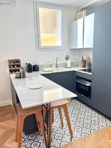 une cuisine avec une table et un réfrigérateur dans l'établissement Apparemment bord de plage vue mer, à Ajaccio