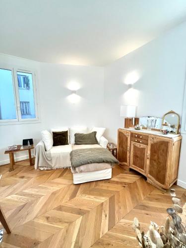 - un salon avec un lit et du parquet dans l'établissement Apparemment bord de plage vue mer, à Ajaccio