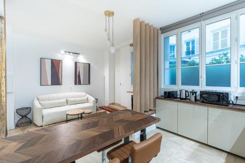 un salon avec une table et un canapé dans l'établissement NEW Gorgeous Flat-Central Area, à Paris