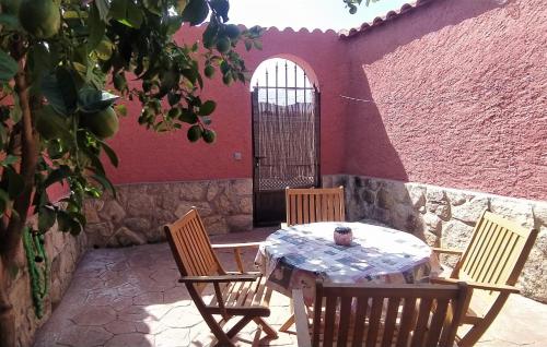 una mesa y sillas frente a un edificio en Jinoba25, en Castillo de Bayuela