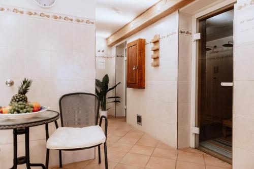a dining room with a table and chairs in a room at Ferienwohnung am Kurpark in Bad Lauterberg