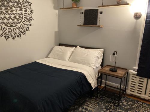 1 dormitorio con cama con almohadas blancas y mesa en Perfect for Families and Traveling Professionals, en Albany