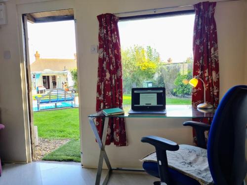 Gallery image of Modern bungalow with private swimming pool in Maidenhead