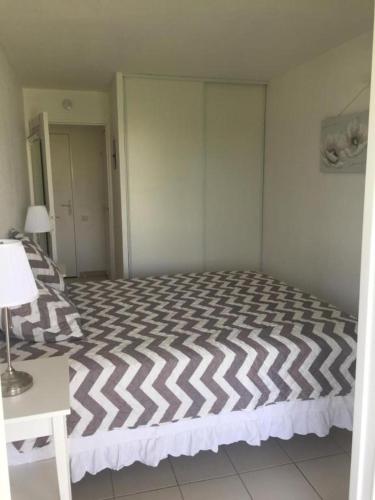 - une chambre avec un lit, une lampe et une table dans l'établissement Location Mer Azur Sud, à Gassin