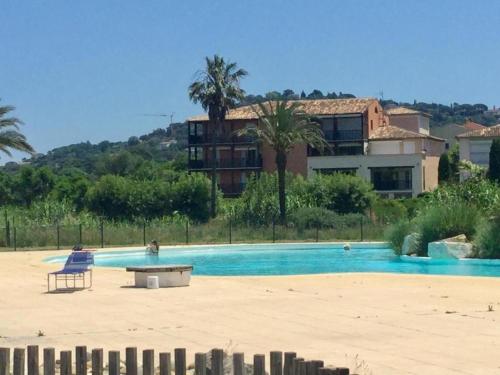 une piscine devant un immeuble dans l'établissement Location Mer Azur Sud, à Gassin