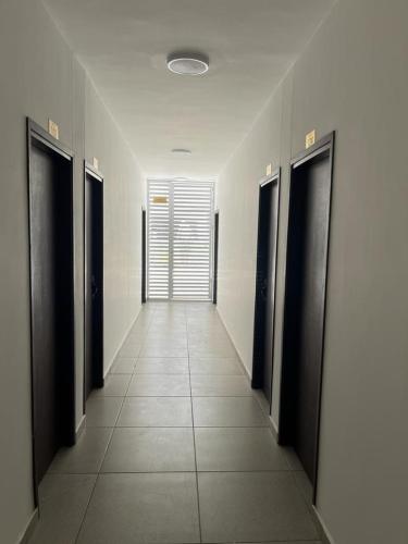 um corredor com uma fila de portas num edifício em HOTEL SUEÑO REAL SM em Santa Marta