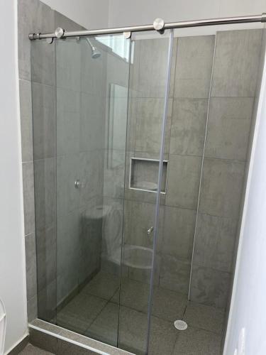 uma cabina de duche em vidro com um WC na casa de banho em HOTEL SUEÑO REAL SM em Santa Marta