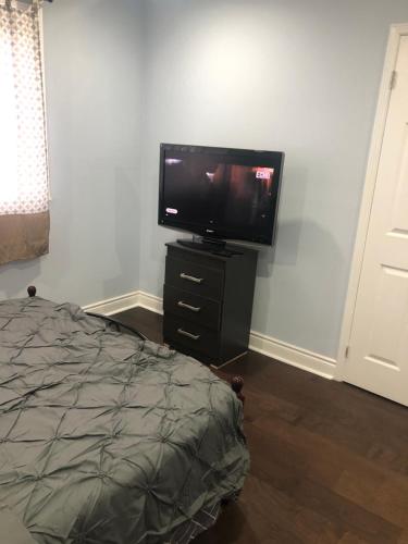 een flatscreen-tv op een dressoir in een kamer bij ShayCozyDelux-Room-202 in Pickering