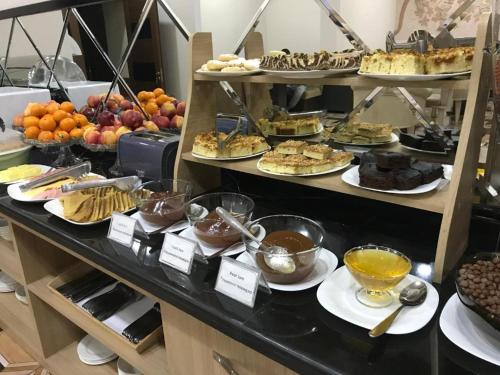 杜尚別的住宿－VATAN DUSHANBE HOTEL，自助餐,展示了多种不同类型的食物