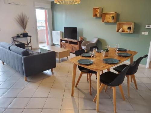 Photo de la galerie de l'établissement Le Capeyron - Parking - WIFI - Aéroport, à Mérignac