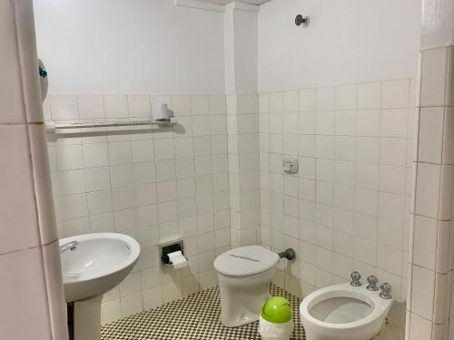 une petite salle de bain avec toilettes et lavabo dans l'établissement Apê Vista Mar - 50m da Praia Pitangueiras, à Guarujá