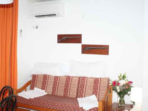 um quarto com uma cama, um sofá e uma mesa em Apartamentos del Rey em Portinatx