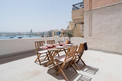 un tavolo e sedie posti sopra un balcone di Authentic Seafront Experience a Sliema