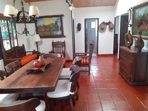 sala de estar con mesa de madera y sillas en Finca San Fabio, 