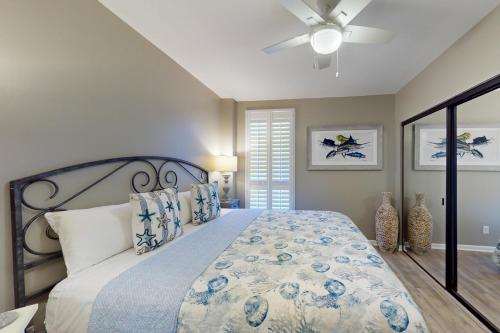 een slaapkamer met een bed en een plafondventilator bij Bluewater 1504 in Orange Beach
