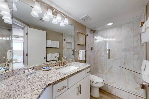 een badkamer met een wastafel, een toilet en een douche bij Bluewater 1504 in Orange Beach