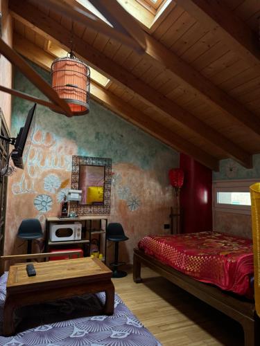 een slaapkamer met een bed, een bureau en een spiegel bij Villa Vietnamonamour in Milaan
