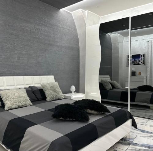 Ένα ή περισσότερα κρεβάτια σε δωμάτιο στο Naomi Luxury Home