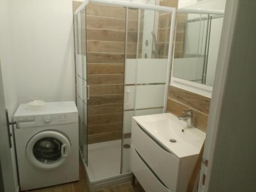 a bathroom with a washing machine and a washer at Casa Padulella (4 appartements) in Moriani Plage