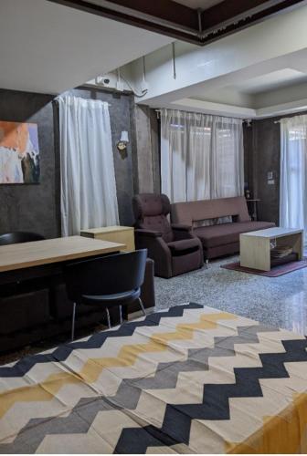 a living room with a table and a couch at Old Town- mimi cozy studio *70 SQM good for family in Bangkok