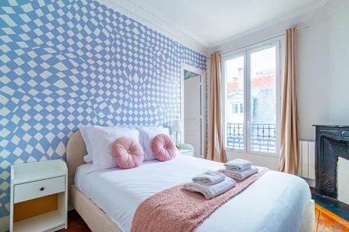 ein Schlafzimmer mit einem Bett mit Handtüchern darauf in der Unterkunft Flat next to Montparnasse train station in Paris