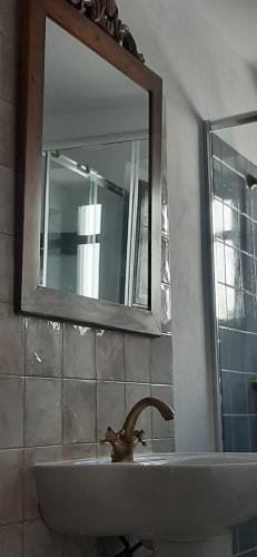 尼哈尔Bonita Casa Señorial en pleno casco antiguo de Nijar的带水槽和镜子的浴室