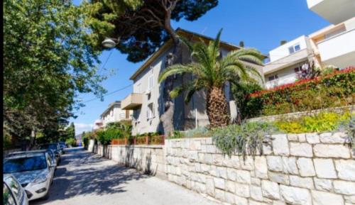 2-bdr apt with shared garden 3 min walk to beach