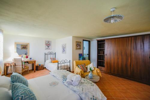 オリエーナにあるCasa Vacanze Giadaのリビングルーム(ベッド1台、ソファ付)