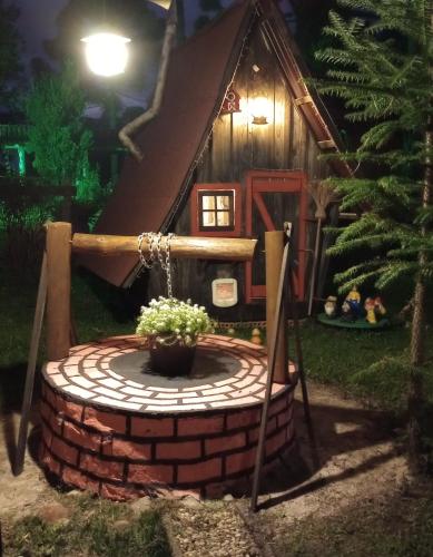 a small house with a fountain in the yard at Casa de toras in Campo Alegre