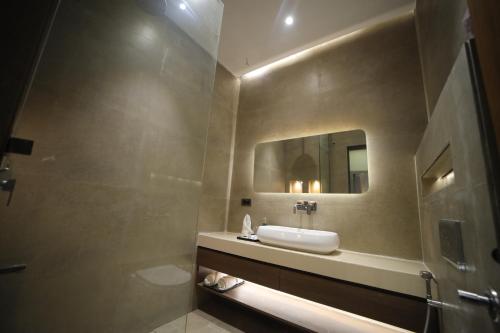 y baño con lavabo y espejo. en The Cozy Chaos, en Agra
