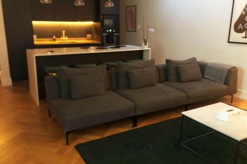 a living room with a couch and a counter at Stunning Modern Large 5 Bed House Willesden in London