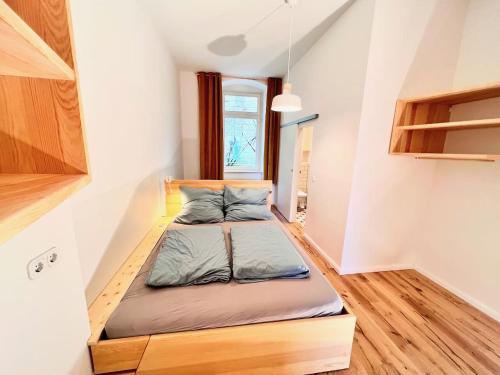 a room with two beds in the corner of a room at Central apartment in trendy Friedrichshain in Berlin