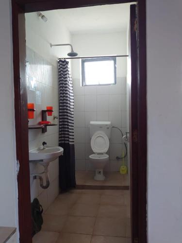ein Bad mit einem WC und einem Waschbecken in der Unterkunft STUX HOMES in Mombasa
