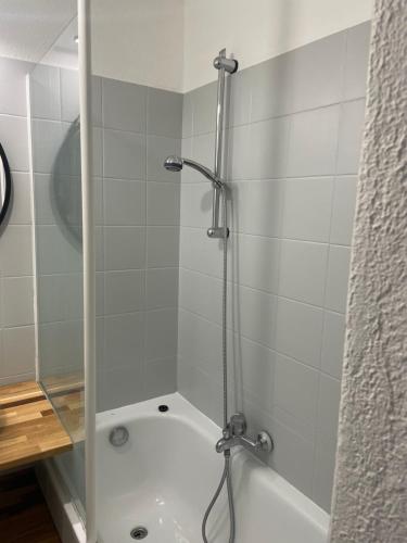 Das Bad ist mit einer Dusche und einer Badewanne ausgestattet. in der Unterkunft Appartement au Hameau des Issambres Le Pamakior in Les Issambres