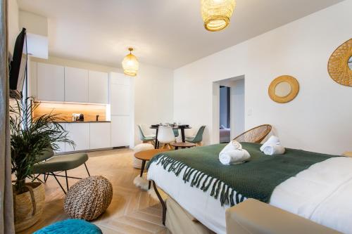 une chambre avec un grand lit et une cuisine dans l'établissement Cozy Home in Paris, à Paris