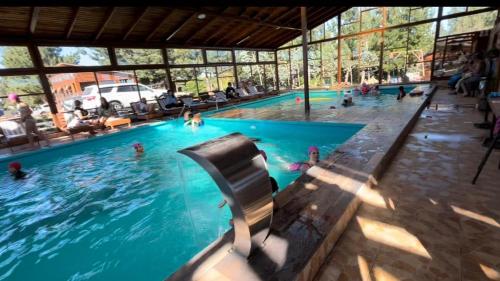 una piscina con gente en el agua en Complejo Turístico Los Laureles Arauco, en Arauco