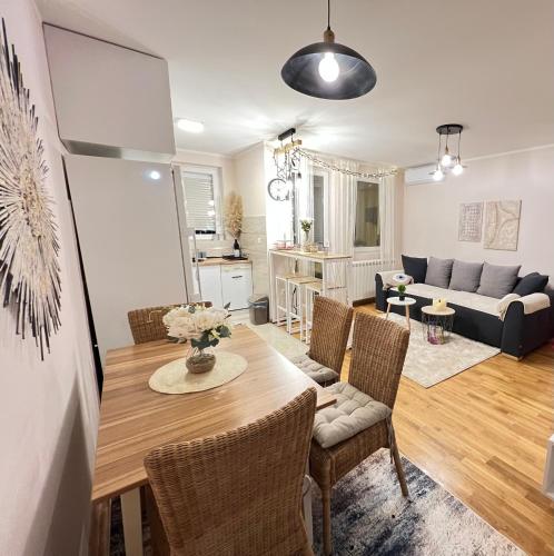 ein Wohnzimmer mit Tisch und Stühlen und einer Couch in der Unterkunft Aero Fly apartment Belgrade in Belgrad
