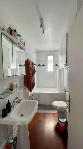 ein Badezimmer mit einem Waschbecken, einem WC und einer Badewanne in der Unterkunft Appartement proche Arc Triomphe / Champs Elysées in Paris