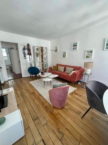 un salon avec un canapé et une table dans l'établissement Appartement proche Arc Triomphe / Champs Elysées, à Paris