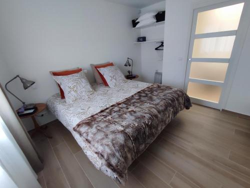 Ένα ή περισσότερα κρεβάτια σε δωμάτιο στο Ecoute s,il vient