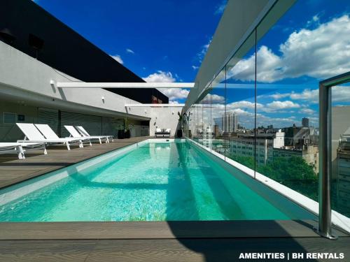 una piscina en la azotea de un edificio en Beauty Apartments Park Cid ANTZ570 en Buenos Aires