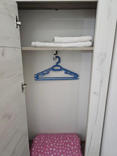 szafa z dwoma ręcznikami i różową szufladą w obiekcie Apartman Viktor w Belgradzie