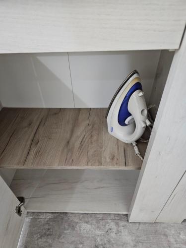 un armario con un inodoro en medio de una habitación en Apartman Viktor, en Belgrado