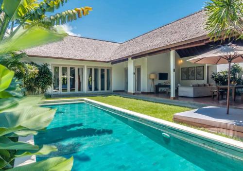 una piscina di fronte a una casa di Villa Tilu-spacious and serene 3 bedroom villa in Canggu a Canggu