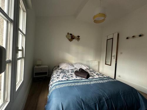 une chambre avec un lit avec une couverture bleue dans l'établissement Le Petit Rempart, à Niort