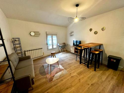 un salon avec un canapé et une table dans l'établissement Le Petit Rempart, à Niort